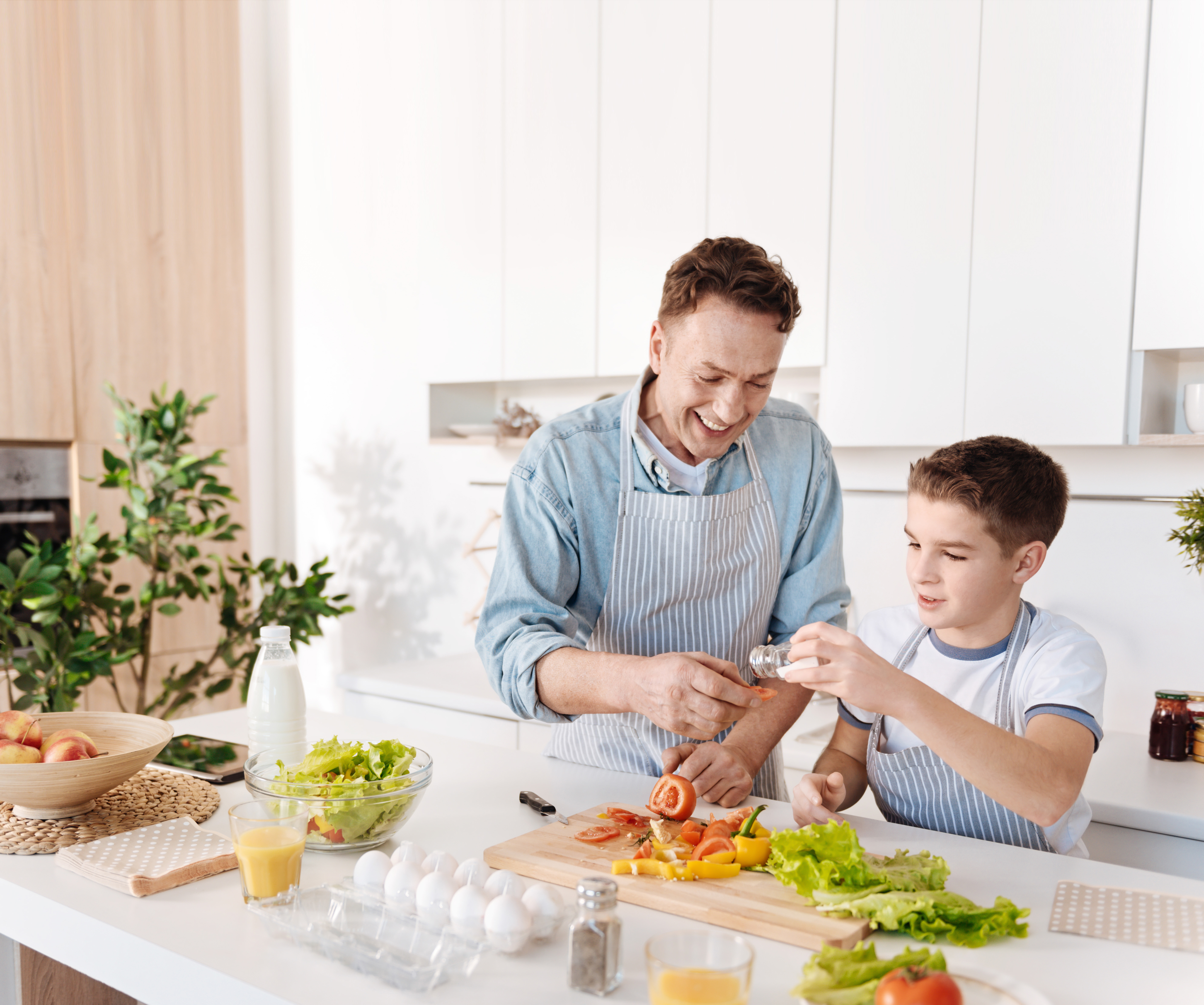 Приходит сын на кухню. Папа и сын готовят. Готовим вместе картинка. Сын готовит. Отец и сын готовят вместе.