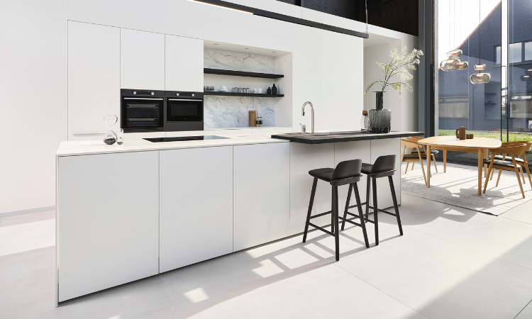 Witte keuken met eiland