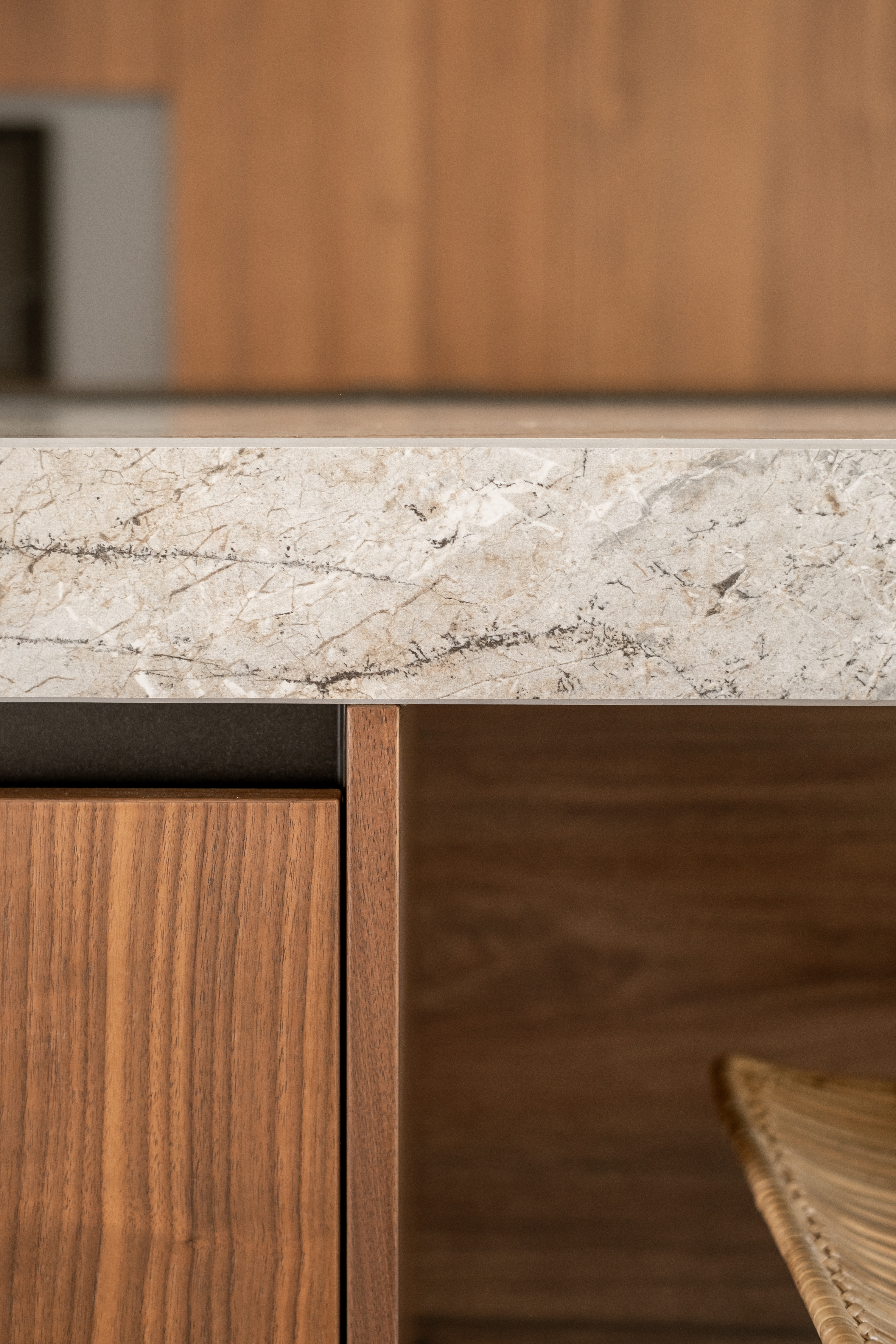 detail keramiek werkblad opgehoogd met fineer fronten