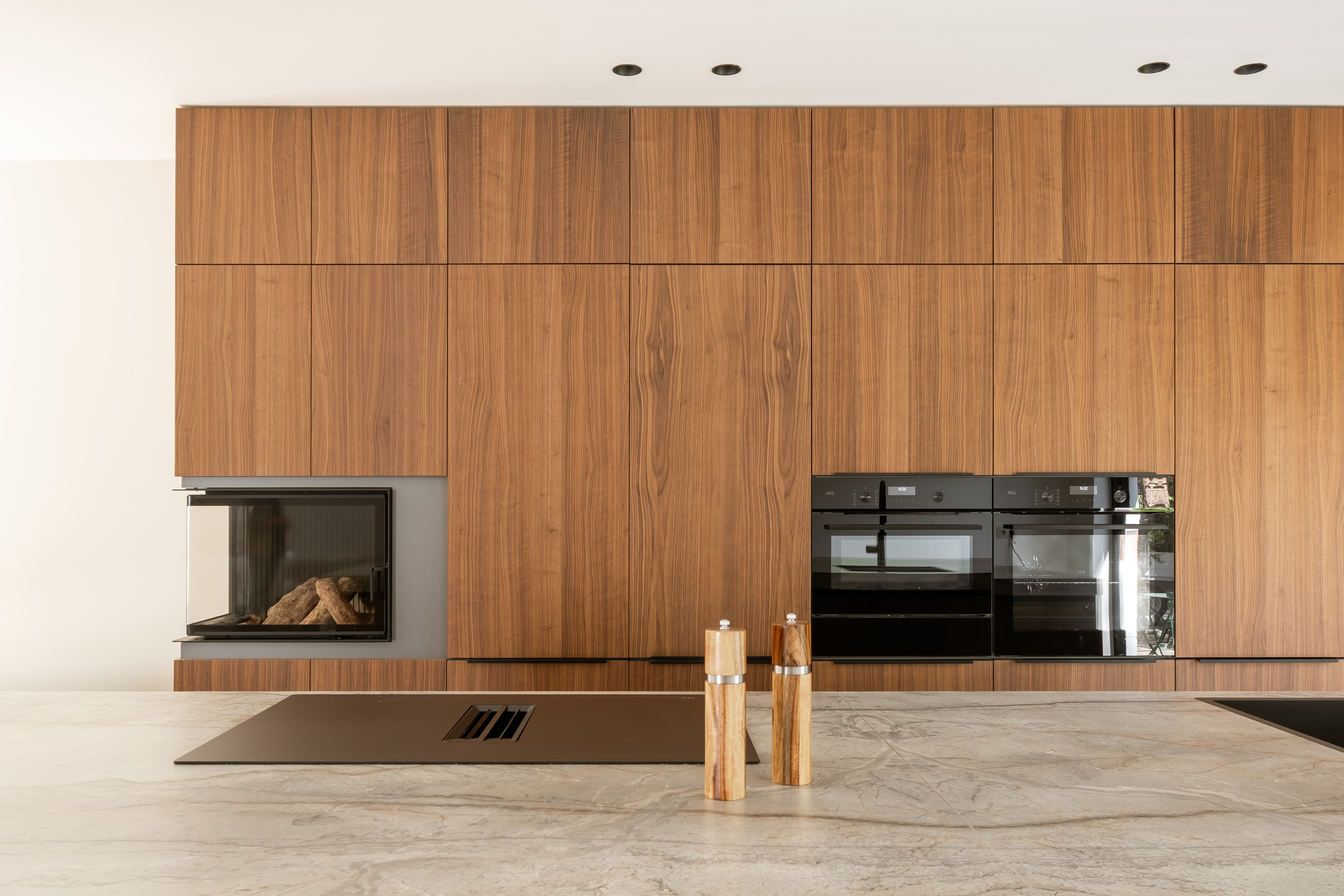 notenhout fineer keuken met ingebouwde kookplaat