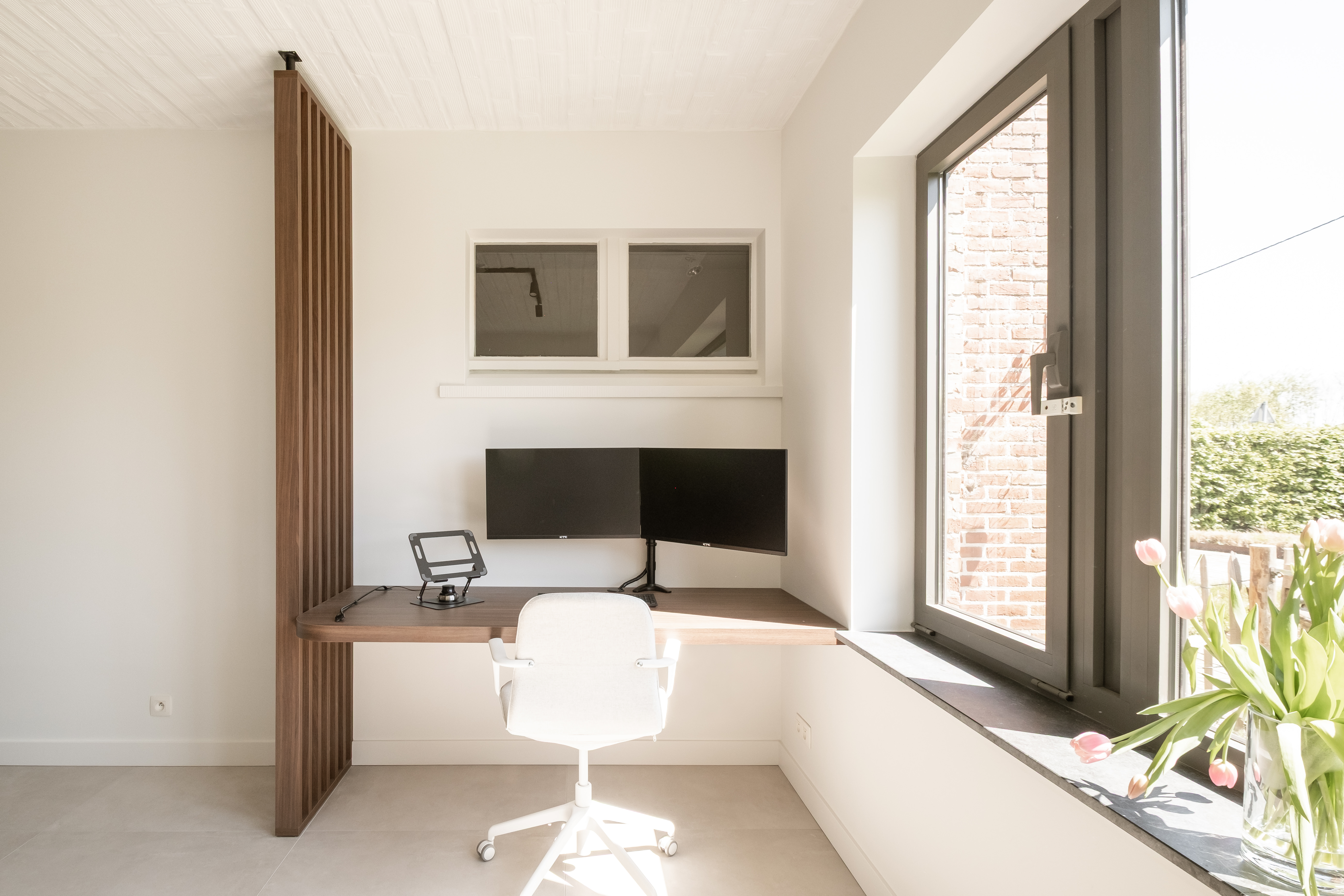 Bureau in zelfde materialen als de moderne keuken