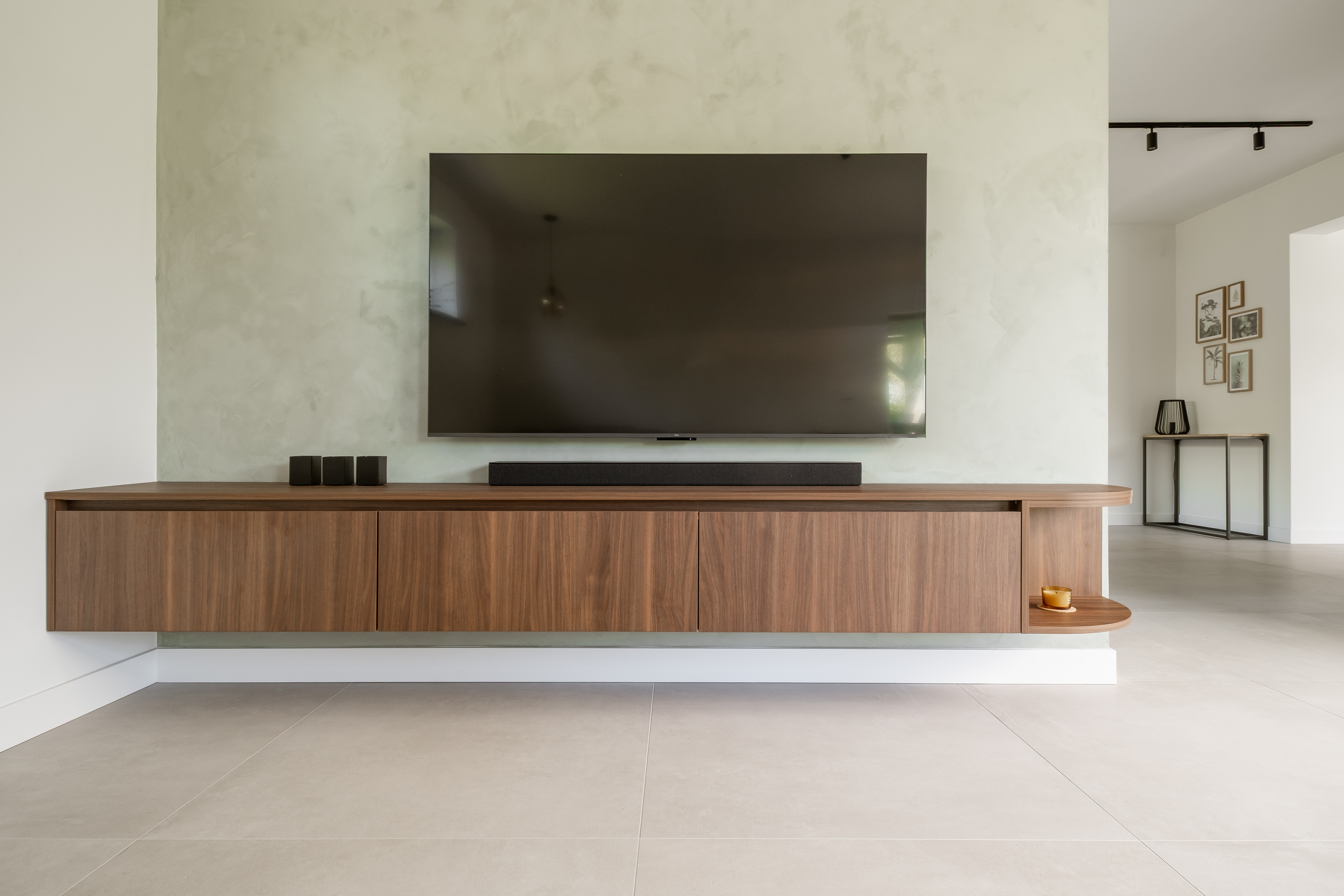 TV meubel in zelfde materialen als moderne keuken