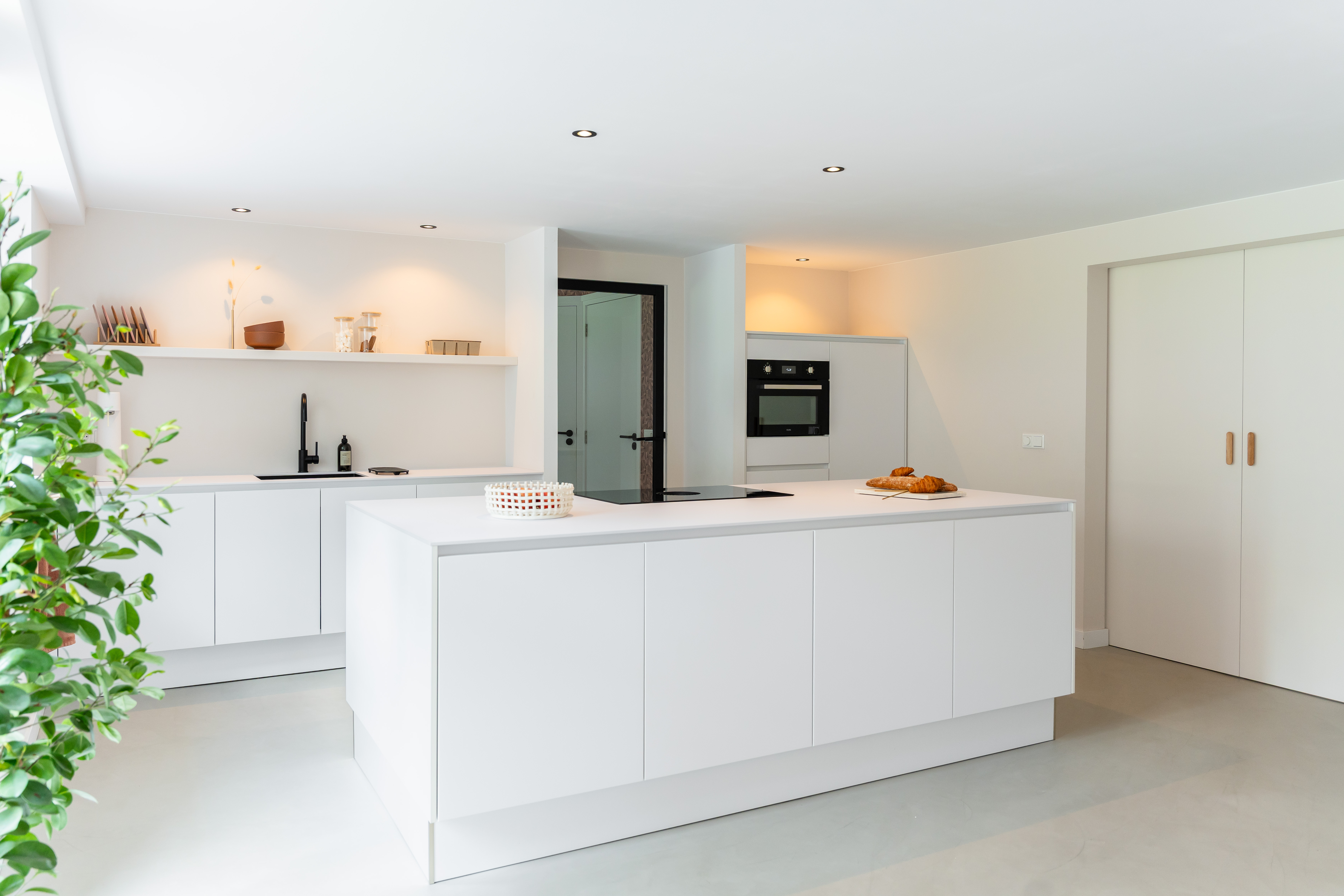 Kindvriendelijke witte keuken met eiland