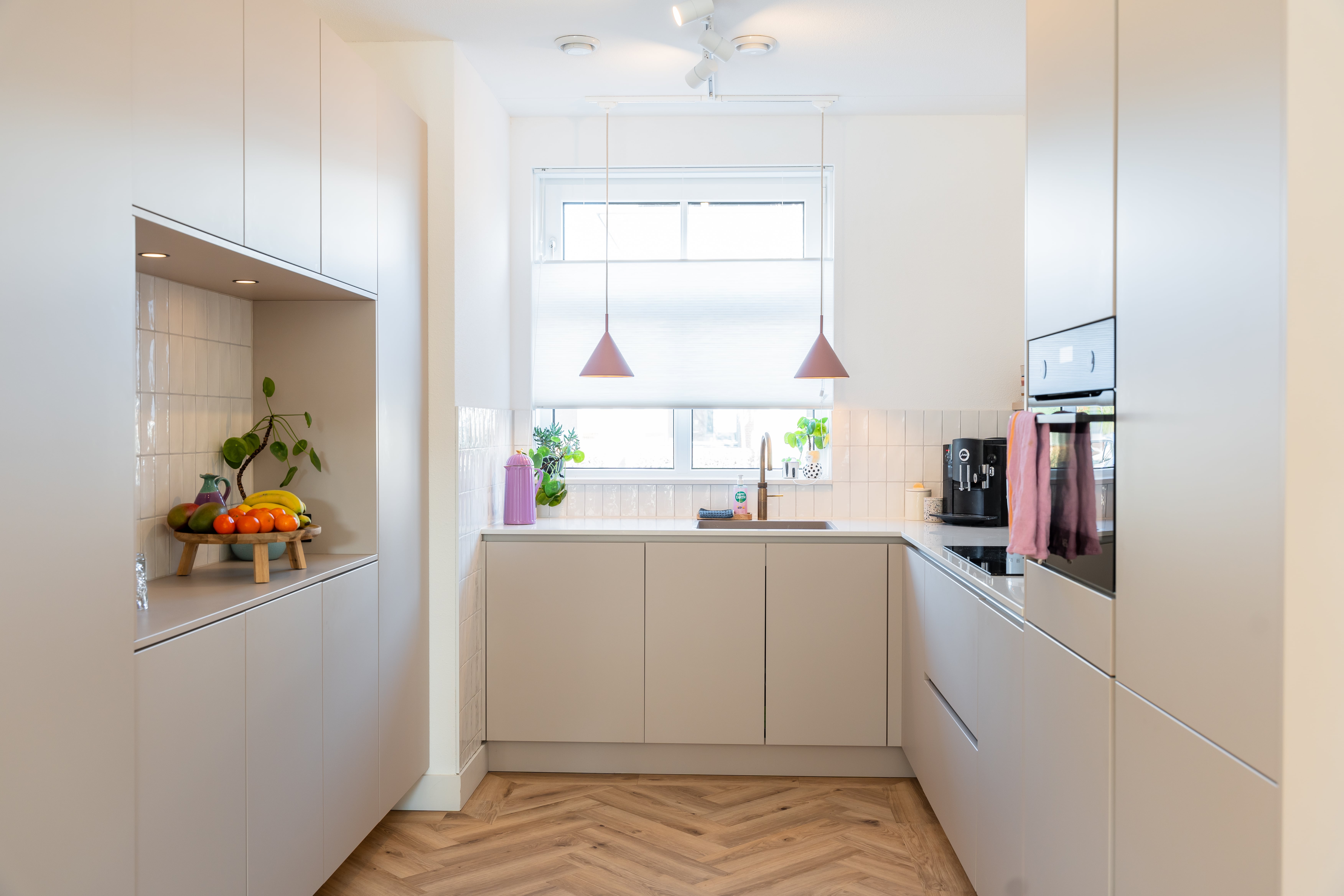 L-keuken met kastenwand